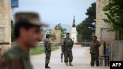 Афганські військові біля атакованої бази, Мазар-і Шариф, 21 квітня 2017 року