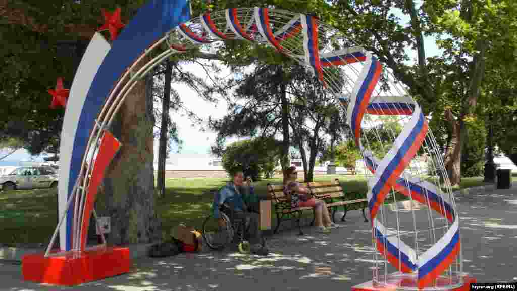 Там же з'явилися арки, декоровані стрічками в кольори російського прапора