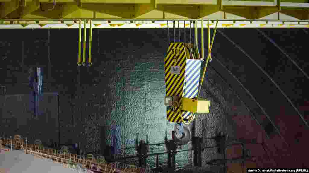 Один из мощных подъемных кранов, установленных в НБК. Краны предназначены для того, чтобы разобрать старый бетонный саркофаг над реактором. Пока краны разобрали только крышу над рабочим отсеком реактора. 