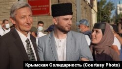 Ернес Аметов із дружиною Елеонорою і консулом України Тарасом Малишевським