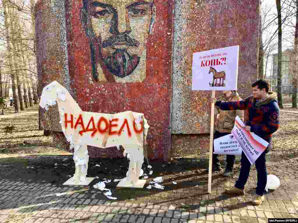 "Если не Путин, то конь?": в Казани прошел арт-пикет "Открытой России"