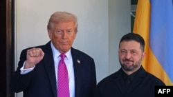 Дональд Трамп и Владимир Зеленский у входа в Белый дом 17 октября 2025 года