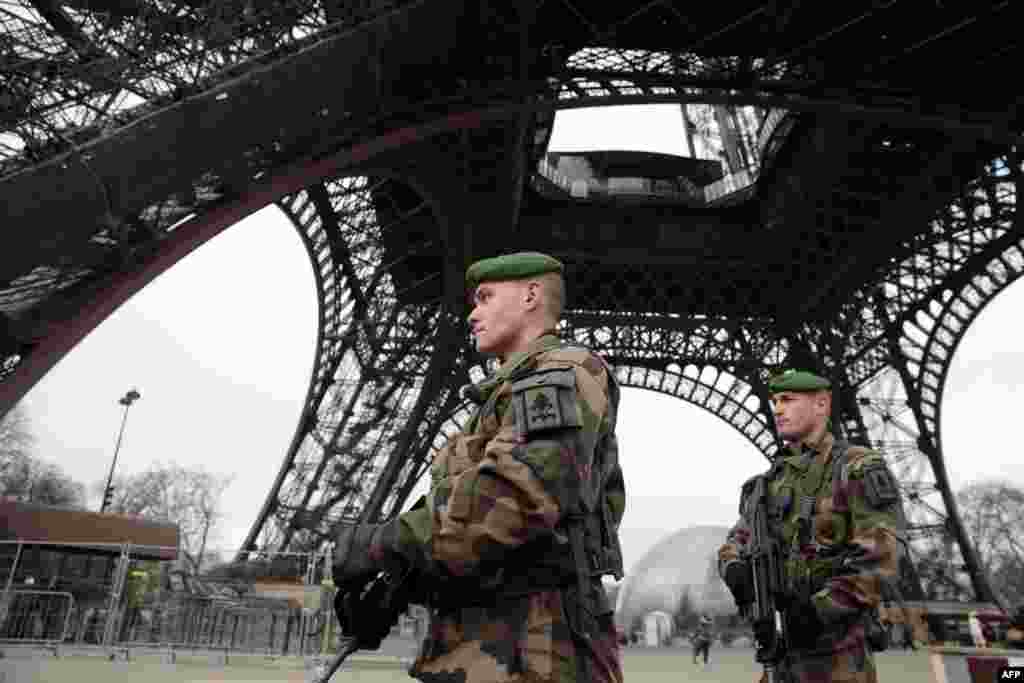 Военнослужащие Франции возле Эйфелевой башни после нападения террористов на редакцию Charlie Hebdo