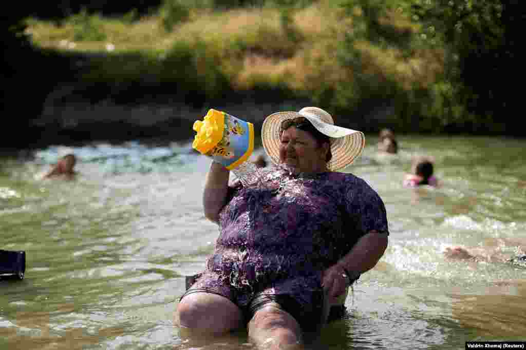 Një grua duke u freskuar në lumin Erenik më 25 qershor 2025.
