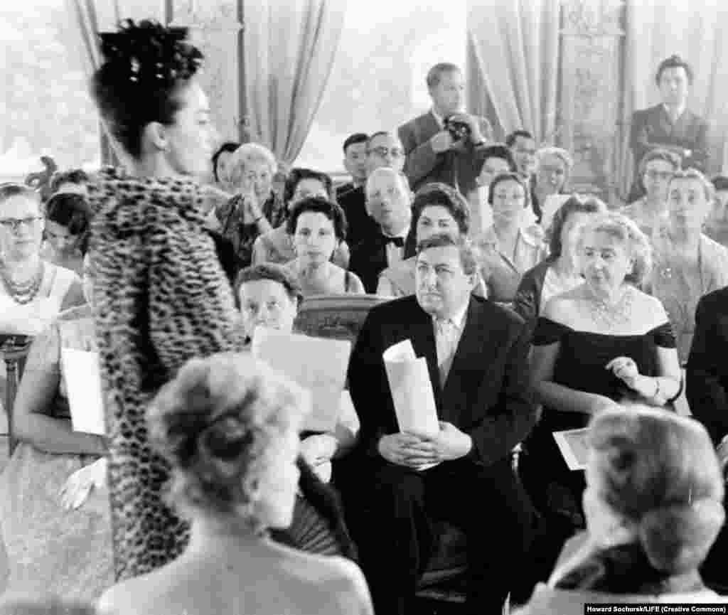 Чтобы организовать такое шоу в Москве, надо было заручиться разрешением из Кремля. Разрешение было дано после нескольких месяцев переговоров. Обоснование с советской стороны – использовать "иностранный опыт для улучшения советской продукции". 