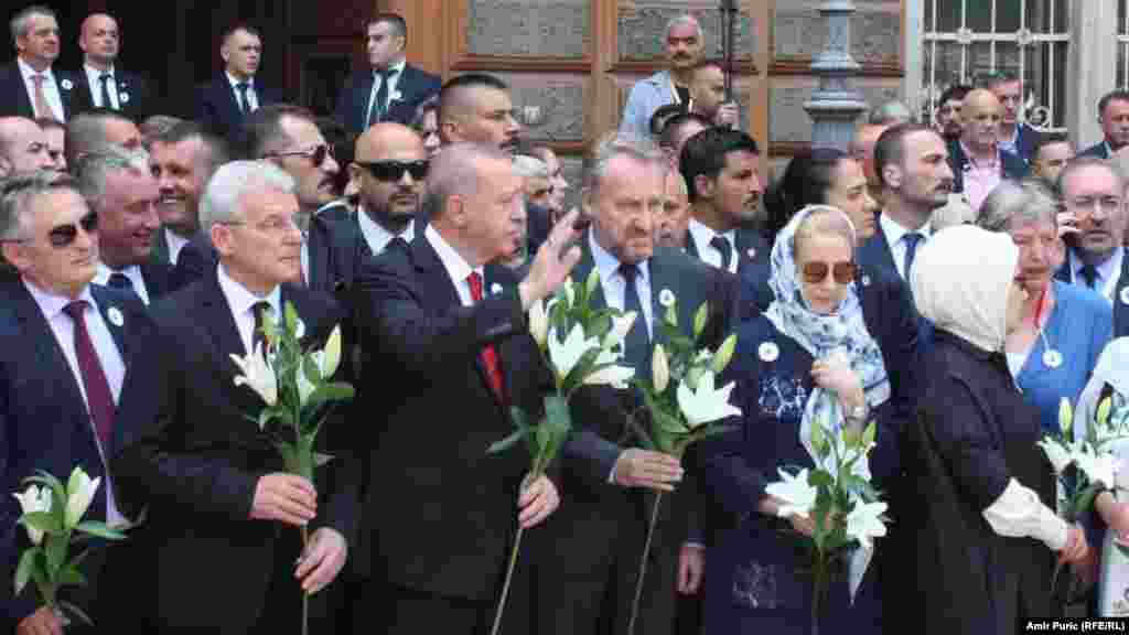 (slijeva nadesno) Članovi Predsjedništva BiH Željko Komšić i Šefik Džaferović, turski predsjednik Redžep Tajip Erdoan, delegat u Domu naroda Parlamenta BiH Bakir Izetbegović i njegova supruga Sebija, te Erdoanova supruga Emine.