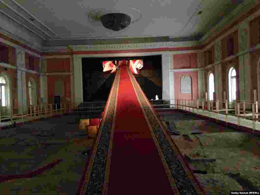 "Процесс прохождения" Ивана Плюща: красная ковровая дорожка над айвэйвэевским переплетением стульев тянется к потолку в зале, где Ленин в 1917 году выступал на первом съезде рабочих и крестьянских депутатов