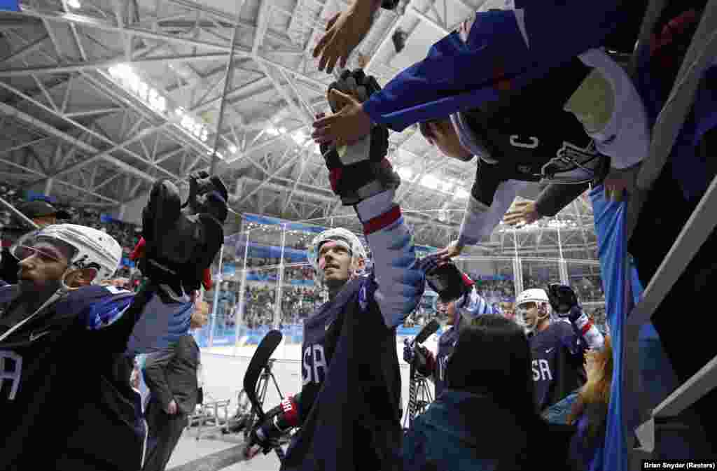 Хокей: Раєн Стоу зі США вітається з фанами після того, як команда Сполучених Штатів виграла у Словаччини 2:1 у чоловічому попередньому турнірі 