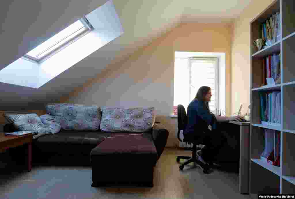 Nastavnica Evgenija Guščina drži onlajn predavanje od kuće u selu Kolodišči, oko 20 kilometara istočno od glavnog grada Belorusije, Minska. Studentima je žao nastavnika. Jedan je novinarima rekao da mu je "žao nastavnika jer moraju da promene sve u svojim časovima. Tražiti od nastavnika da odjednom imaju onlajn plan i program je nemoguće. Moramo biti strpljiiv."