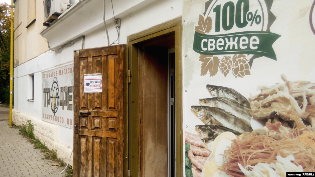 А этот пивной бар свою работу не прекращал 