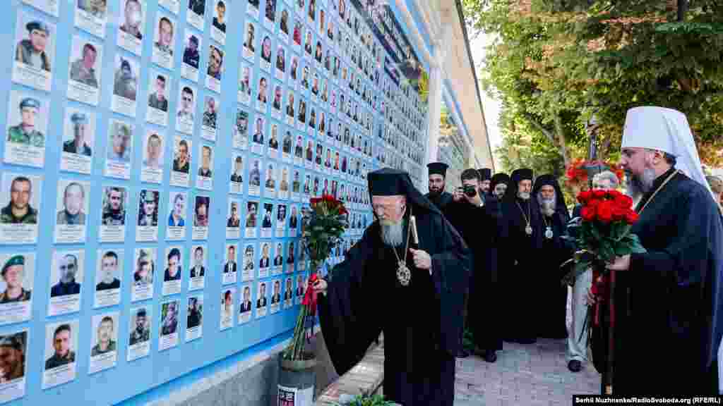 Вселенський патріарх Варфоломій (праворуч) і глава Православної церкви України (ПЦУ) Епіфаній (ліворуч) під час покладання квітів до «Стіни пам’яті загиблих захисників України». Київ, 21 серпня 2021 року. НА ЦЮ Ж ТЕМУ