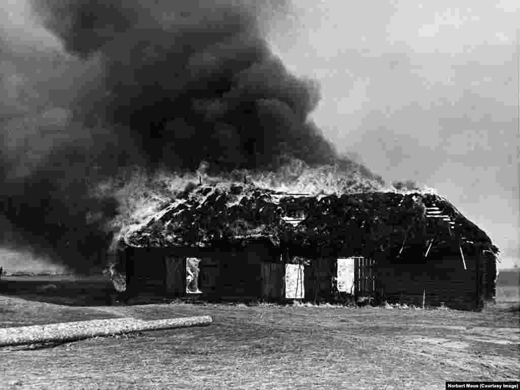 Влітку 1941 року Дітер Келлер був одним із мільйонів нацистських солдатів, які вторглися на територію СРСР під час «Операції Барбаросса». Келлеру пощастило вціліти на тій війні і він повернувся до мирного життя. З війни він привіз фотографії, на яких, серед іншого, були фотосвідчення злочинів нацистів в Україні