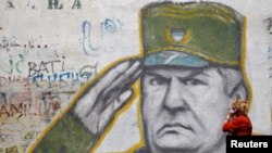 გრაფიტი ბოსნიელ სერბთა არმიის ყოფილი სარდლის, რატკო მლადიჩის გამოსახულებით ბელგრადის ერთ-ერთ გარეუბანში