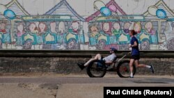 Plaža u Boscombeu u Velikoj Briatniji, 22. april 2020.