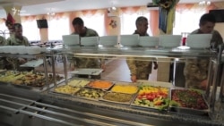 Як харчуються вояки країн НАТО і України на Яворівському полігоні (відео) Як харчуються вояки країн НАТО і України на Яворівському полігоні (відео)