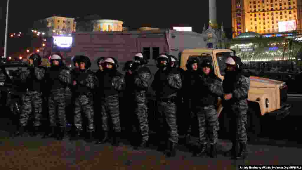 На Майдані стояли автозаки. Кількох активістів затримали. На організаторів обох акцій склали адміністративні протоколи.