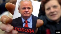 Fotografija sa demonstracije podrške bivšem predsjedniku Srbije Slobodanu Miloševiću ispred ambasade Velike Britanije u Beogradu, 9. februar 2006.