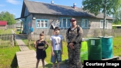 Павел Тиц с детьми с поселке Кривцы