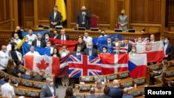 უკრაინელმა კანონმდებლებმა სხდომათა დარბაზში, მადლობის ნიშნად გაშალეს ზოგიერთი პარტნიორი ქვეყნის დროშები - უკრაინის რადა, 1 თებერვალი