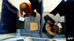 На одній із виборчих дільниць у Латвії, Рига, 18 лютого 2012 року