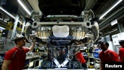 Zaposleni njemačkog proizvođača automobila Porsche rade na sportskom automobilu u tvornici Porsche u Stuttgart-Zuffenhausenu, Njemačka, fotoarhiv