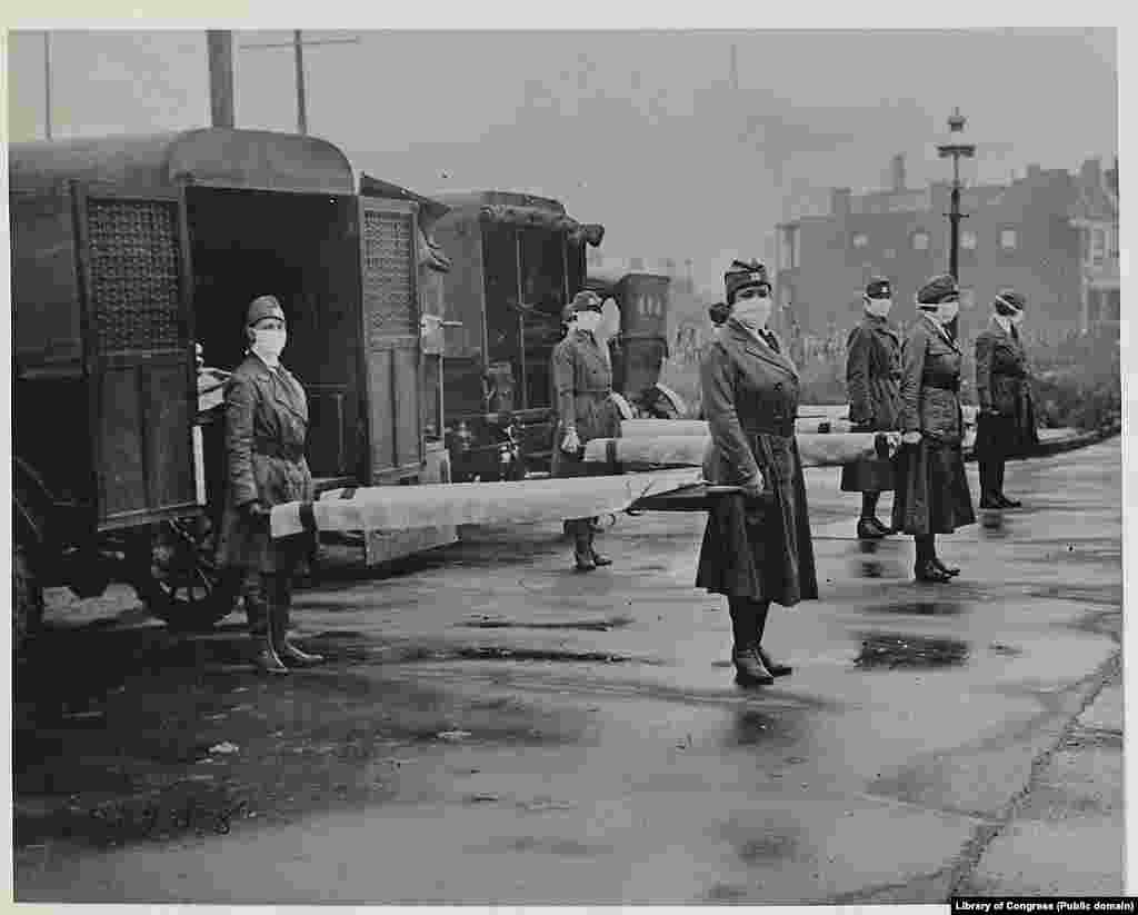 Работники Красного Креста в Сент-Луисе в разгар эпидемии "испанки" в октябре 1918 года. 