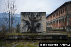 Skulptura žrtvama fašizma u Kruščici iza koje se nalazi masovna grobnica u koju su bačena tijela. 30. januar 2025.