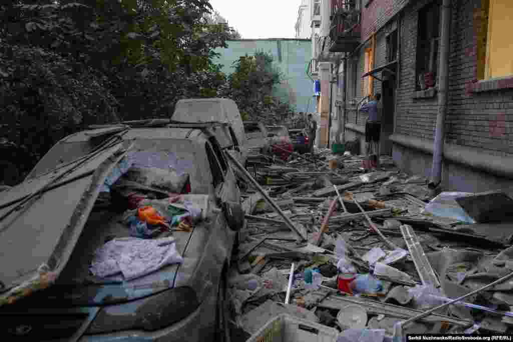 Бар асари ҳамла тирезаи чанд бино шикаста ва мошинҳо осеб дидаанд