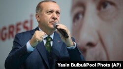Redžep Tajip Erdogan u obraćanju svojim pristalicama, arhivska fotografija