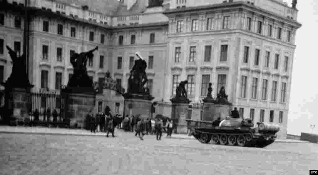 21 августа 1968 года. Площадь перед Пражским Градом.  