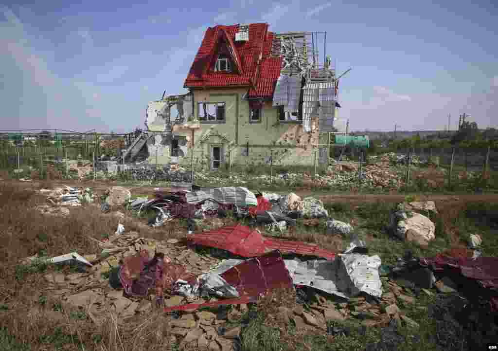 Зруйновані після важких боїв будинки у районі міста Слов'янськ на Донеччині, 28 вересня 2014 року