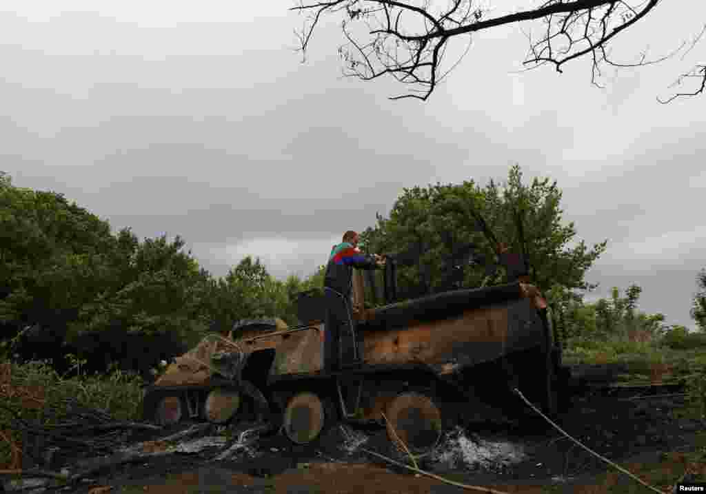 Спалений під Краматорськом БТР українських військових. У Міноборони повідомляють: «Сьогодні близько 13:00, на околиці села Октябрське Слов’янського району, що за 20 кілометрів від Краматорська, під час руху колона однієї з військових частин Збройних сил України була цинічно та підступно обстріляна із засідки. Терористи атакували українських десантників із гранатометів, вели щільний прицільний вогонь зі стрілецької зброї». Загинуло 7 військовослужбовців. 13 травня 2014 року