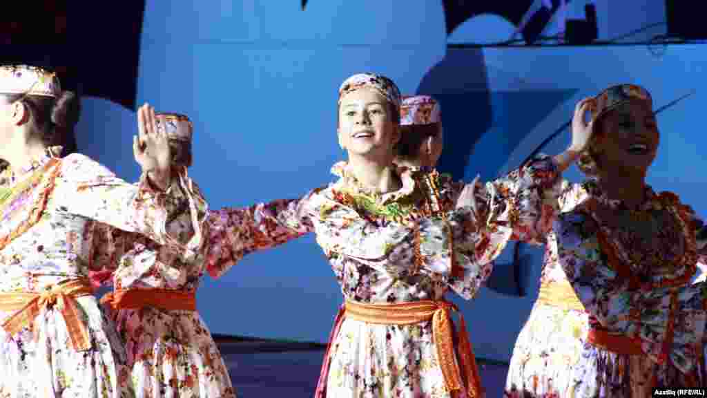 Чыршы бәйрәмендә бию төркемнәре чыгышы