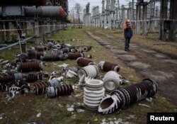 Un angajat al Ukrenergo, la o stație avariată de atacurile ruse din noiembrie.