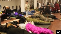 რუსეთის მასირებული შეტევის გამო კიეველებმა ღამე მეტროში გაათენეს.