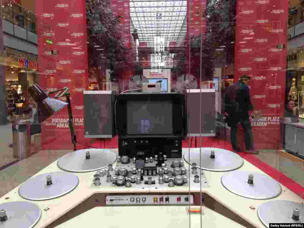 Монтажный стол в аркаде на Потсдамской площади, где продают билеты на фестиваль и сувениры Берлинале 