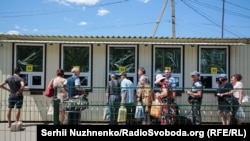 Пункт пропуску на лінії розмежування в Станиці Луганській