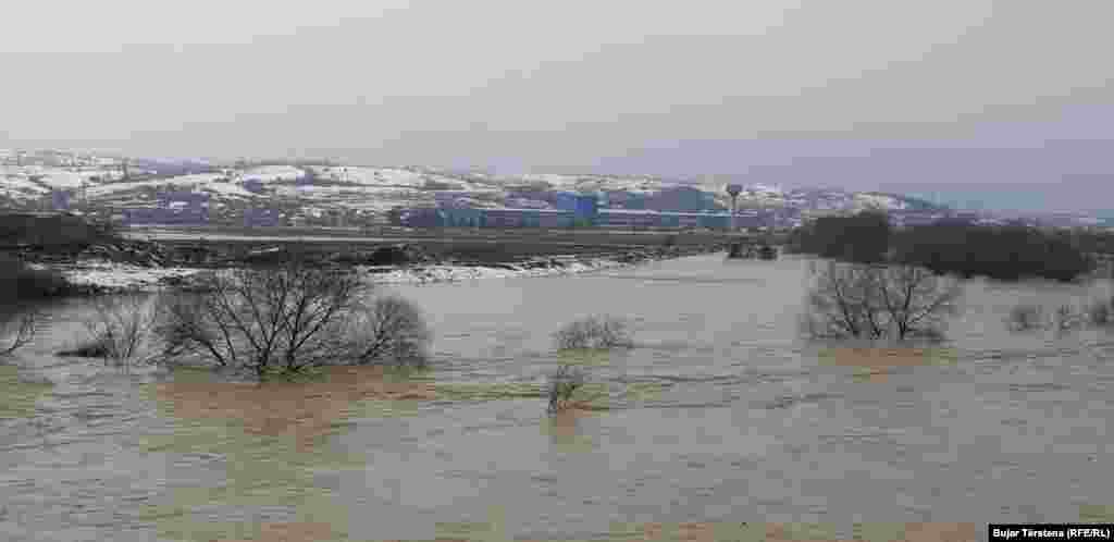 Për shkak të vërshimeve, kryetari i Vushtrrisë, Xhafer Tahiri më 11 janar ka shpallur gjendje të emergjencës civile. 