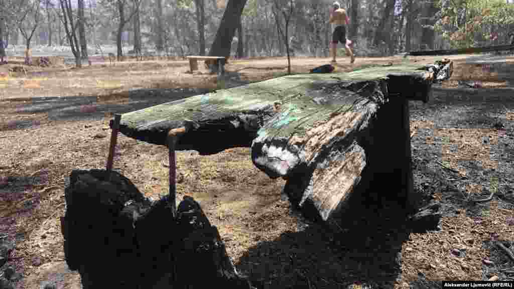 U dijelu brda, koje je uništila vatra, izgorio je i dio mobilijara a plamen je zahvatio i dio sportsko-rekreativnih terena.