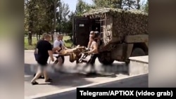 დაჭრილი რუსი ჯარისკაცი გადაჰყავთ რუბეჟნოეს საავადმყოფოში, რომელიც საველე ჰოსპიტლად გადააკეთეს.