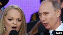 Владимир Путин и Лариса Долина на концерте, посвященном годовщине аннексии Крыма 18 марта 2015 г.
