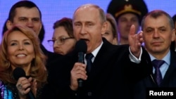 Россиялъул президент Владимир Путин Крым Россиялде гъорлъе бачаралдаса лъагIел тIубаялъул тадбиралда. Москва. 18Мар2015