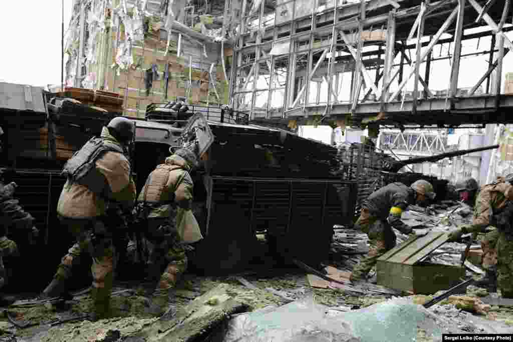 Товарищи погибшего танкиста нашли ящик, который использовали как временный гроб. 