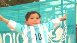 Маленький фанат Мессі з Афганістану отримав футболку від свого кумира (відео) Маленький фанат Мессі з Афганістану отримав футболку від свого кумира (відео)