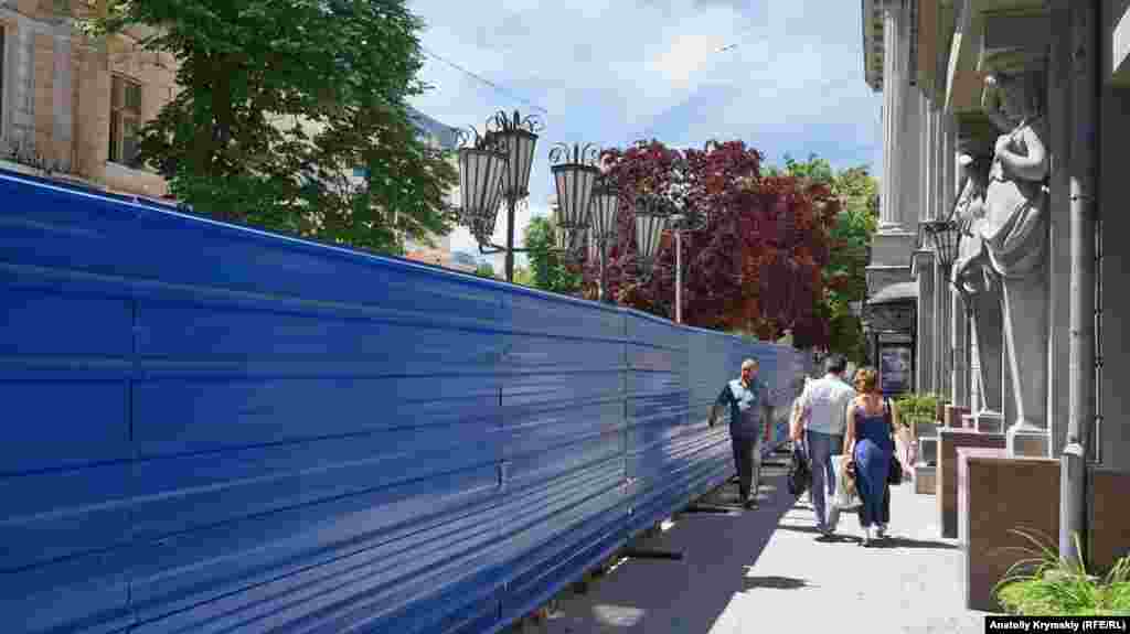 Одну зі слив Піссарді (з багряним листям) перед театром імені Горького будівельники планують викорчувати