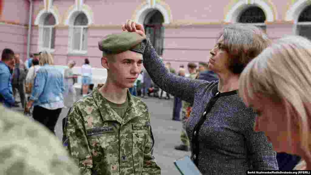 Ліцеїсти з родичами під час урочистих заходів, присвячених новому навчальному року та святу «Першого дзвоника», на території військового ліцею імені Івана Богуна