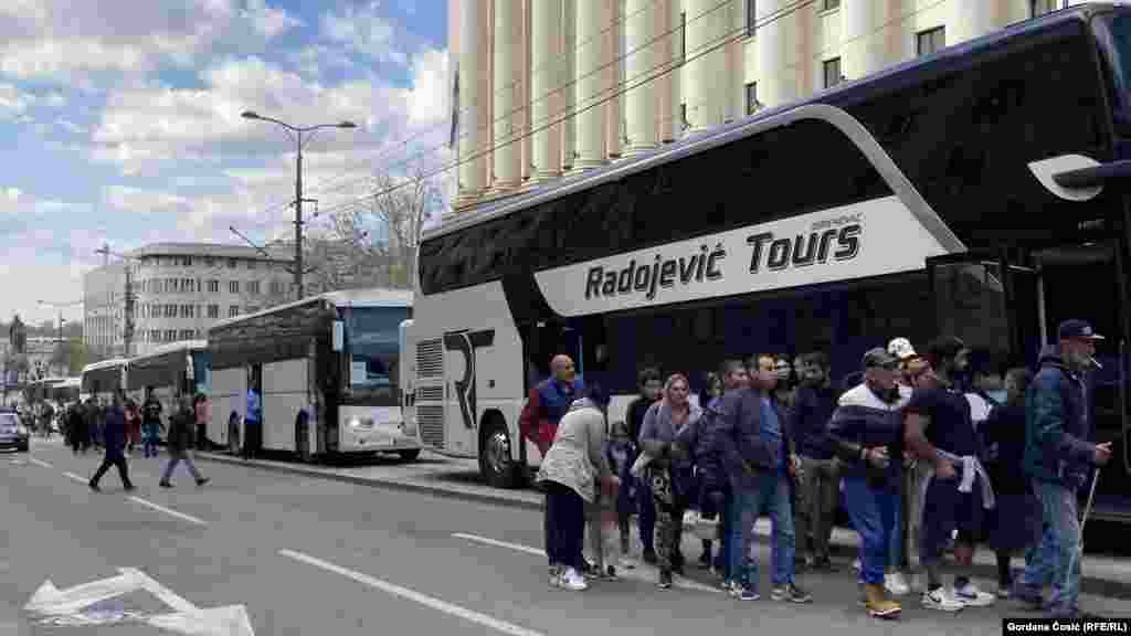 Na prilazu centru Beograda mogu se videti kolone parkiranih autobusa, sa registarskim oznakama Beograda, Niša, Uba i drugih gradova, kao i autobusi sa registarskim oznakama Bosne i Hercegovine.