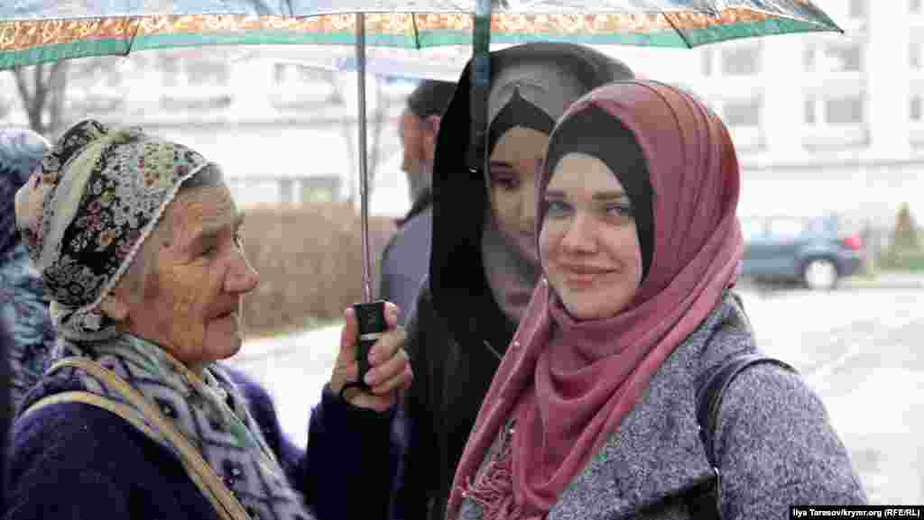 Мать и дочери Муслима Алиева. По версии следствия, он организовал ячейку «Хизб ут-Тахрир». Алиеву грозит от 15 лет лишения свободы  