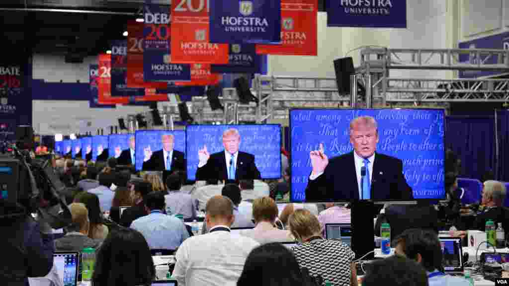 Brojni novinari pratili su debatu iz medijskog centra Univerziteta Hofstra.