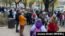 Okupljeni ispred Osnovnog javnog tužilaštva u Novom Sadu u znak podrške uhapšenim aktivistima u tom gradu, 12. novembar 2024.